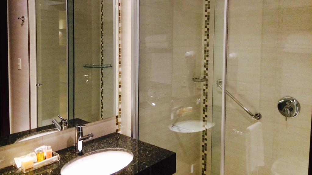 Carnaval Hotel Casino Encarnación Стая снимка A shower door