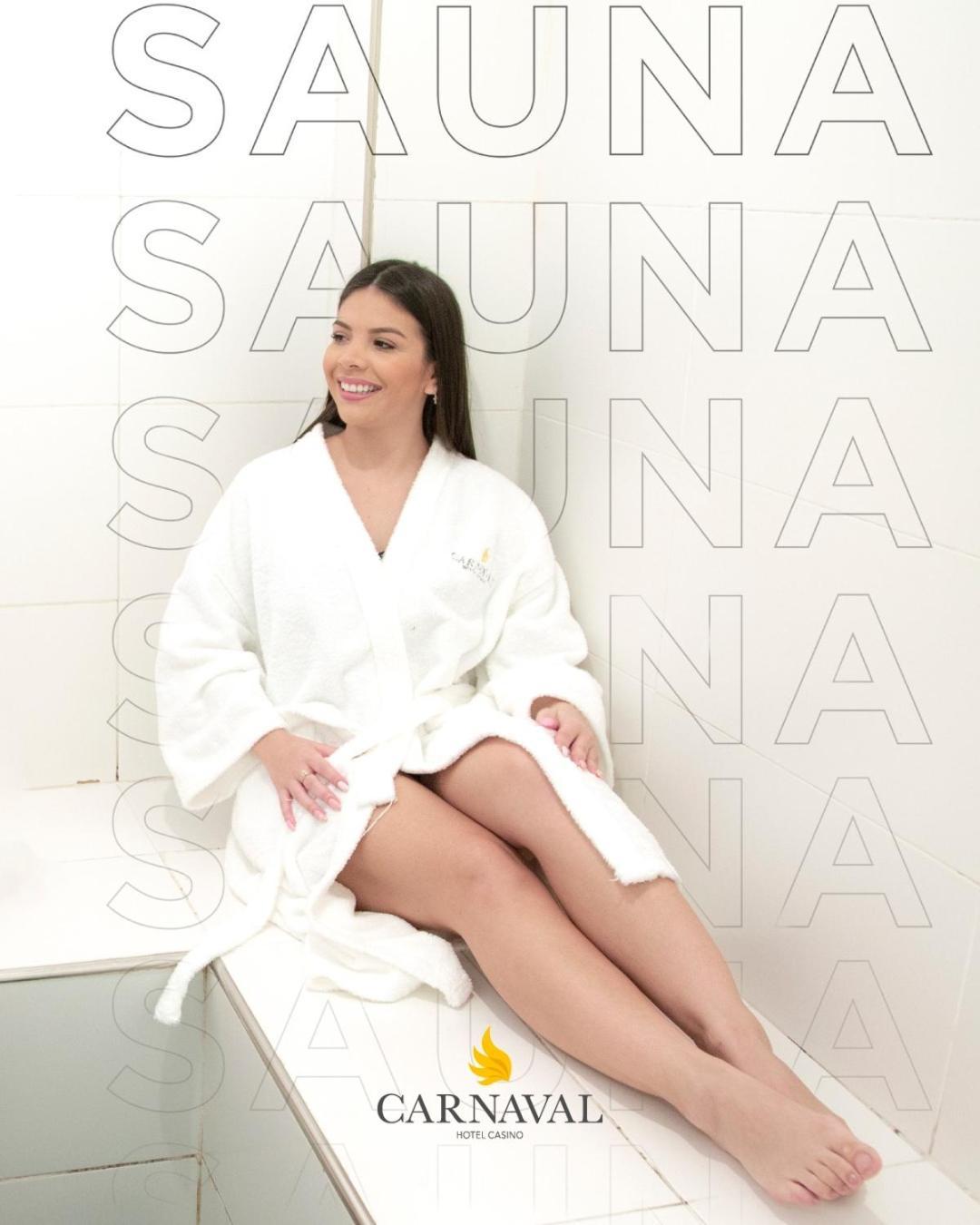 Carnaval Hotel Casino Encarnación Екстериор снимка A woman wearing a bathrobe