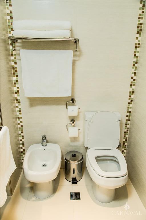 Carnaval Hotel Casino Encarnación Екстериор снимка A bidet and toilet in a modern bathroom