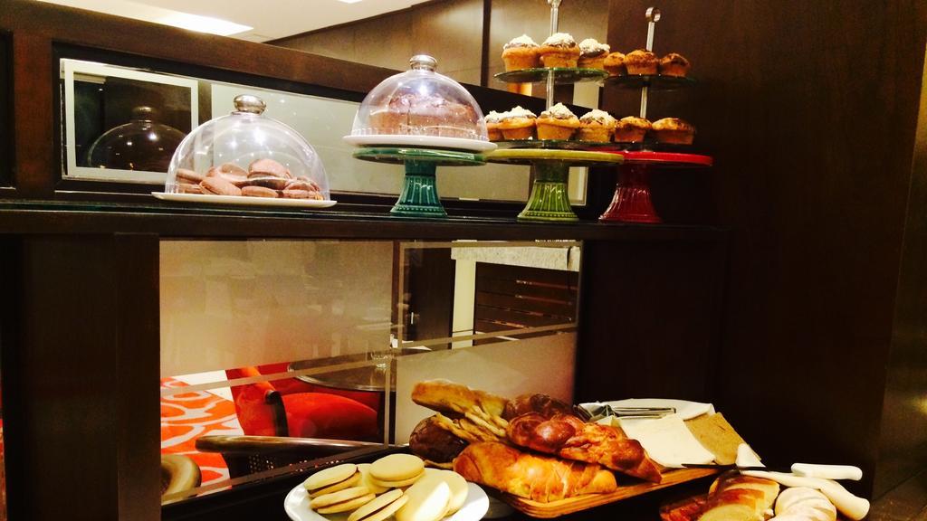 Carnaval Hotel Casino Encarnación Екстериор снимка A selection of pastries at a hotel