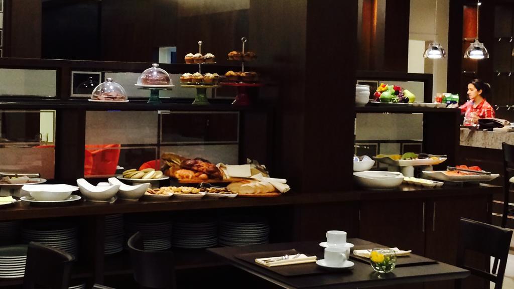 Carnaval Hotel Casino Encarnación Екстериор снимка A buffet at a hotel