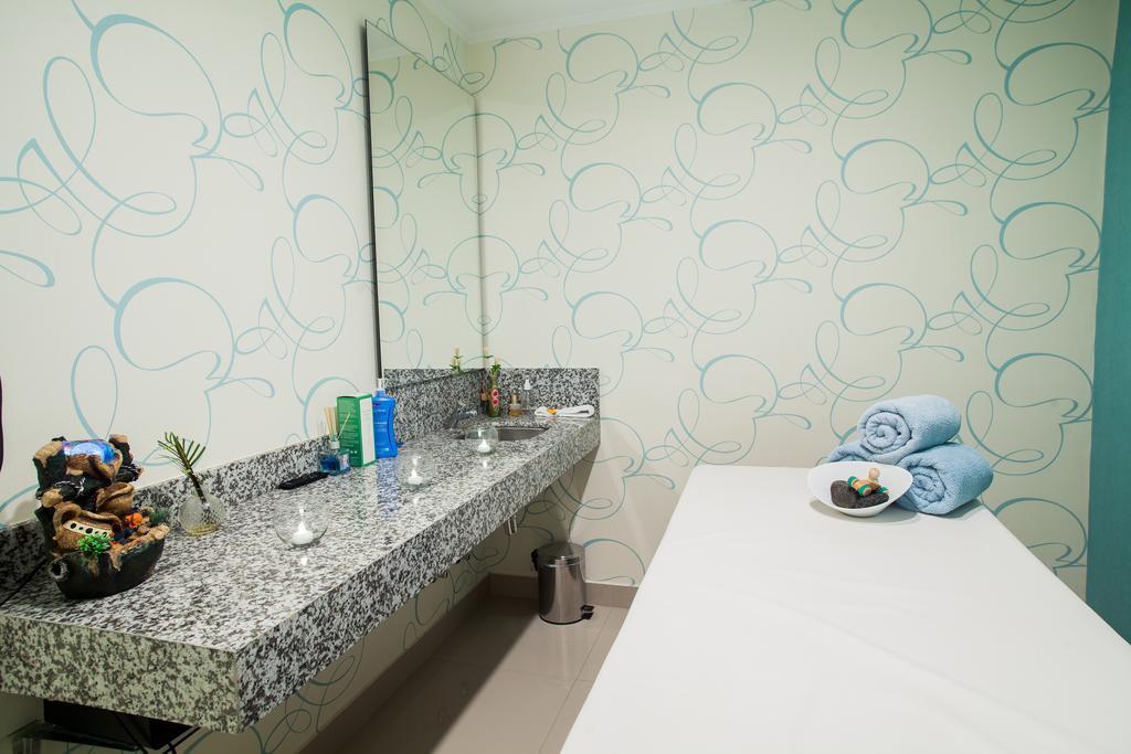 Carnaval Hotel Casino Encarnación Екстериор снимка A treatment room at a spa