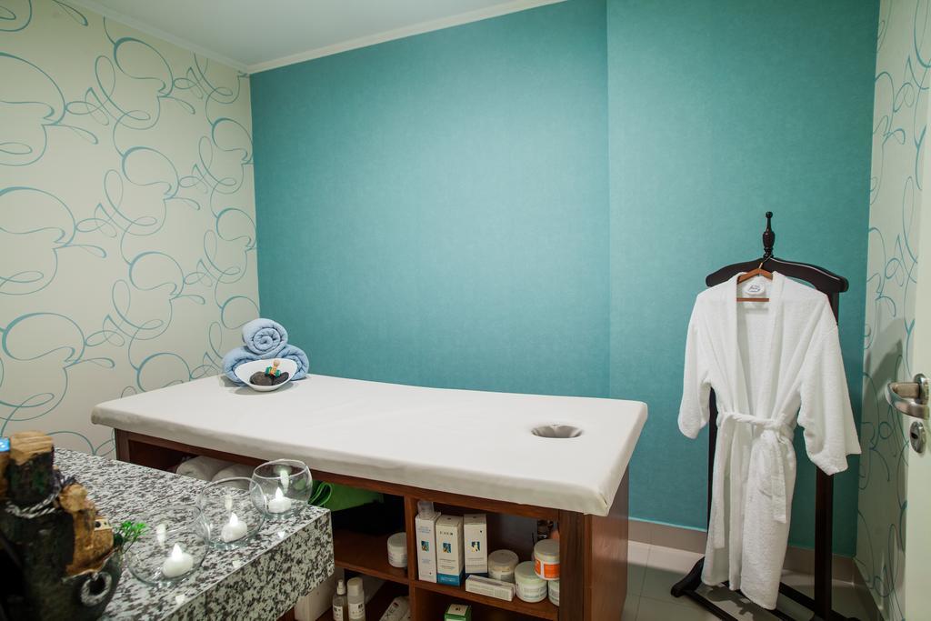 Carnaval Hotel Casino Encarnación Екстериор снимка A massage table