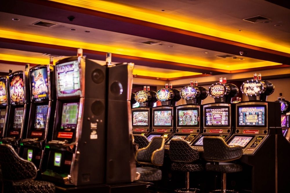 Carnaval Hotel Casino Encarnación Екстериор снимка A row of slot machines