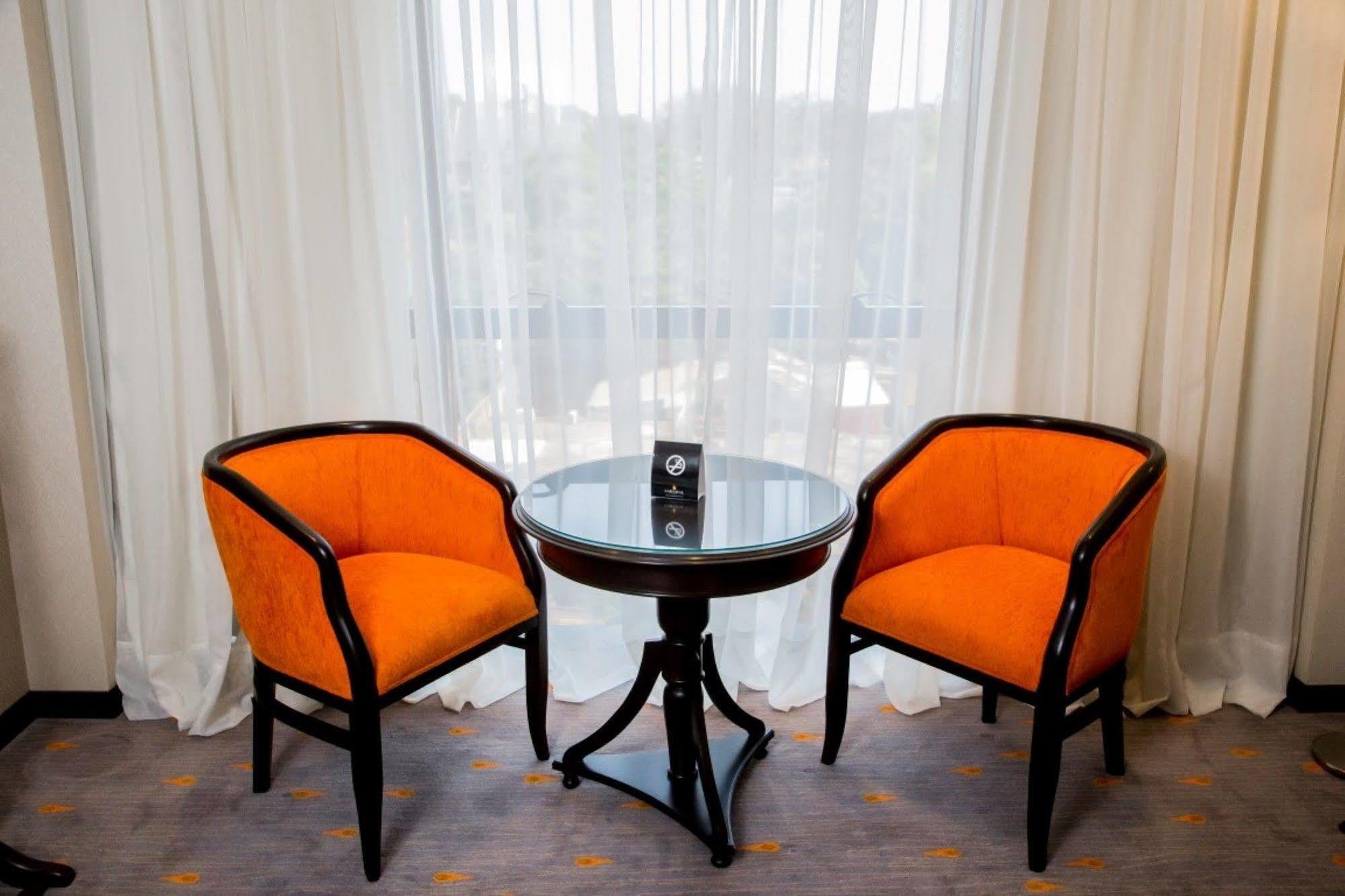 Carnaval Hotel Casino Encarnación Екстериор снимка A pair of club chairs