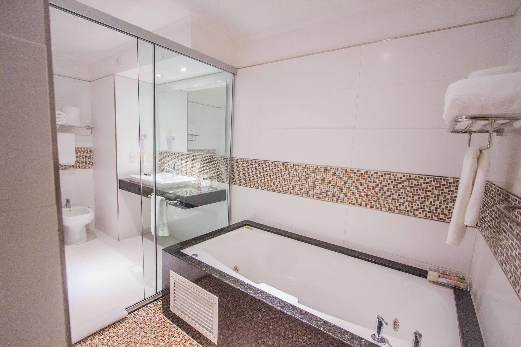 Carnaval Hotel Casino Encarnación Екстериор снимка A modern bathroom