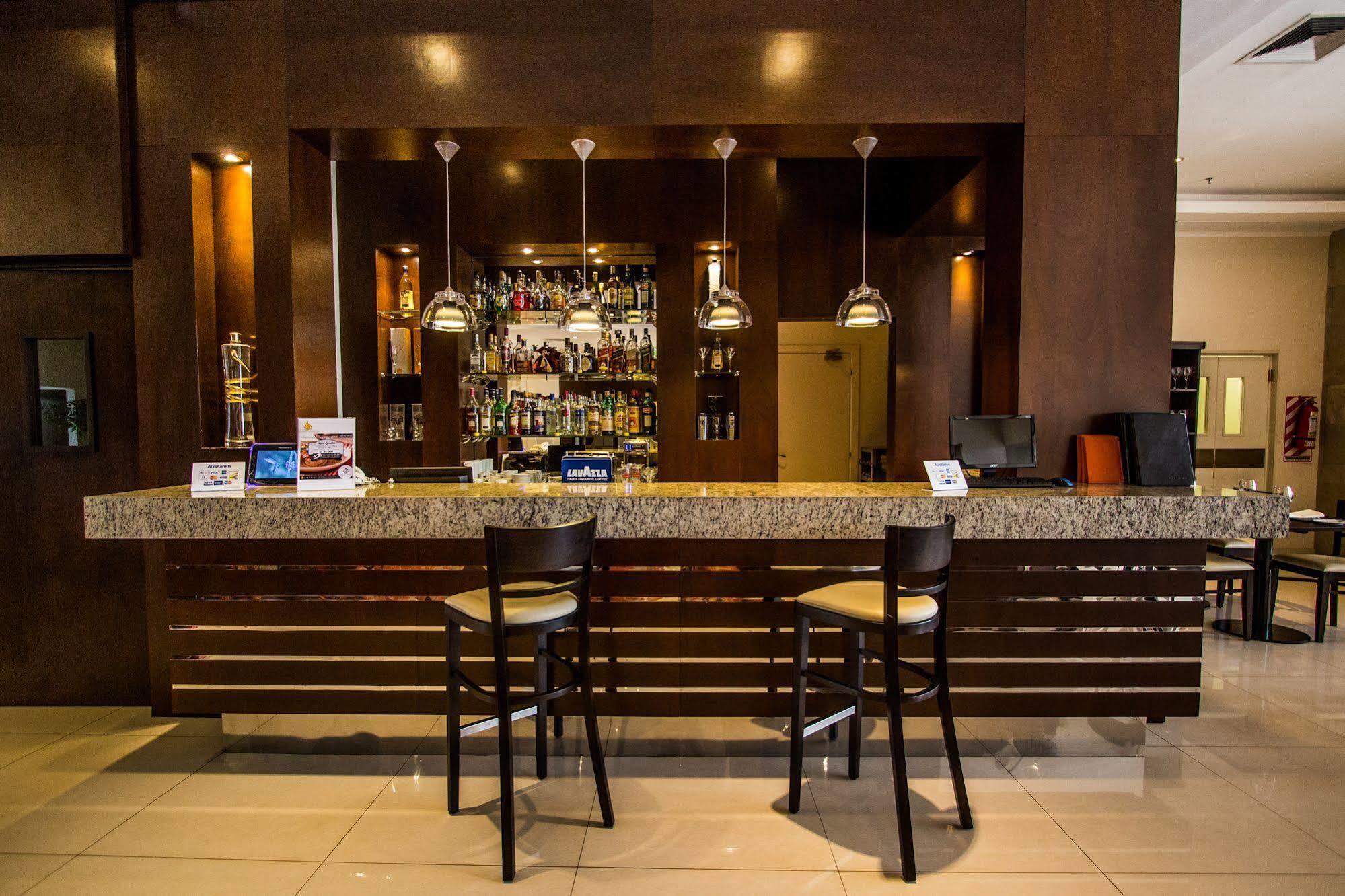Carnaval Hotel Casino Encarnación Екстериор снимка A bar in a hotel